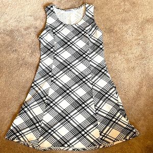 New - black and white sleeveless